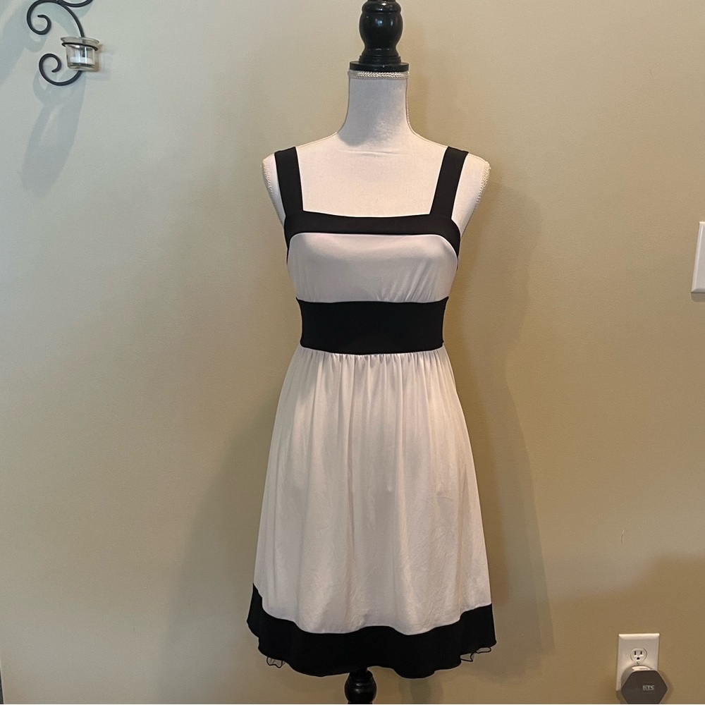 Speechless Sleeveless Sheer Lined Ruffle Hem Tie Belt White and black **NO TAG**